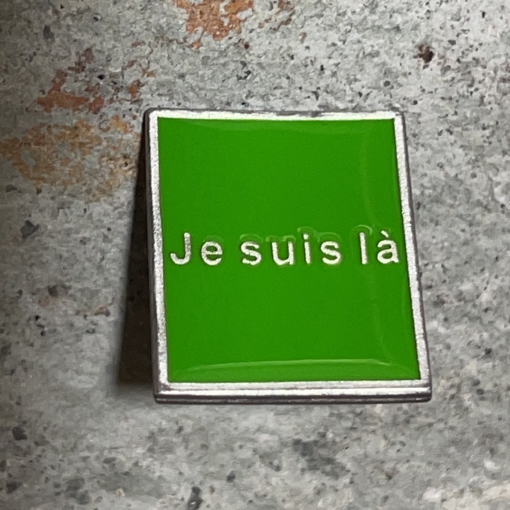 vintage retro pin Je suis là  épinglette